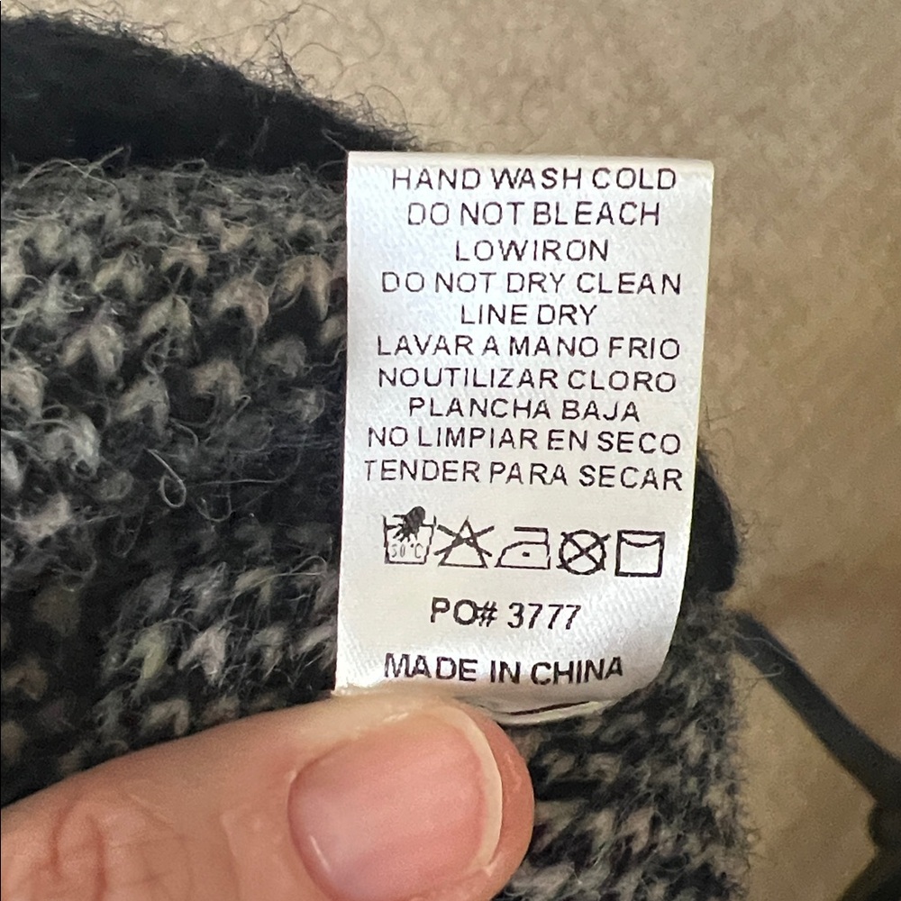 NWT Bluivy Black and Beige Star Sweater - Picture 8 of 12